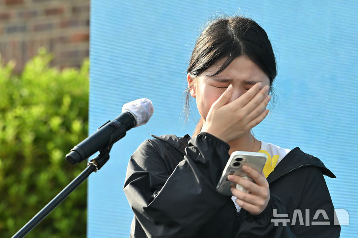 [광주=뉴시스] 이영주 기자 = 21일 오후 광주 광산구 광주광역시교육청시민협치진흥원에서 열린 고(故) 이채원 양의 49재 추모식에 참여한 이 양의 친구가 추모사 도중 오열하고 있다. 응급구조사가 꿈이었던 이 양은 지난 어린이날이었던 5월5일 귀가 도중 계획범죄를 노리고 접근한 장윤기(23)에 의해 숨졌다. 2026.06.21. leeyj2578@newsis.com