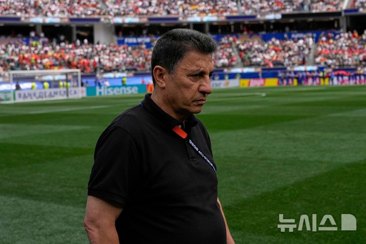 [잉글우드=AP/뉴시스] 이란 축구 대표팀의 아미르 갈레노에이 감독. 2026.06.22