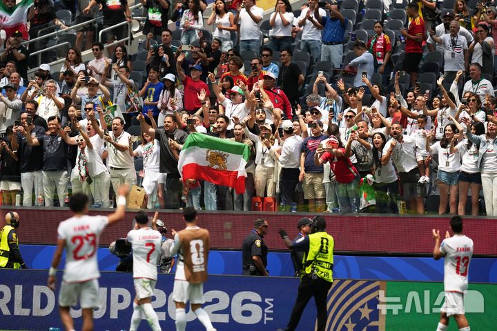 [잉글우드=AP/뉴시스] 이란 축구 대표팀 선수단이 21일(현지 시간) 미 캘리포니아주 잉글우드의 로스앤젤레스 스타디움에서 열린 2026 북중미 월드컵 조별리그 G조 2차전 벨기에와의 경기를 마친 뒤 관객들에게 박수를 보내고 있다. 2026.06.22.