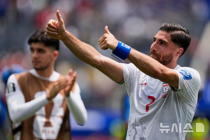 [잉글우드=AP/뉴시스] 이란 축구 대표팀 알리레자 자한바크슈가 21일(현지 시간) 미 캘리포니아주 잉글우드의 로스앤젤레스 스타디움에서 열린 2026 북중미 월드컵 조별리그 G조 2차전 벨기에와의 경기를 마친 뒤 관객들에게 박수를 보내고 있다. 2026.06.22.