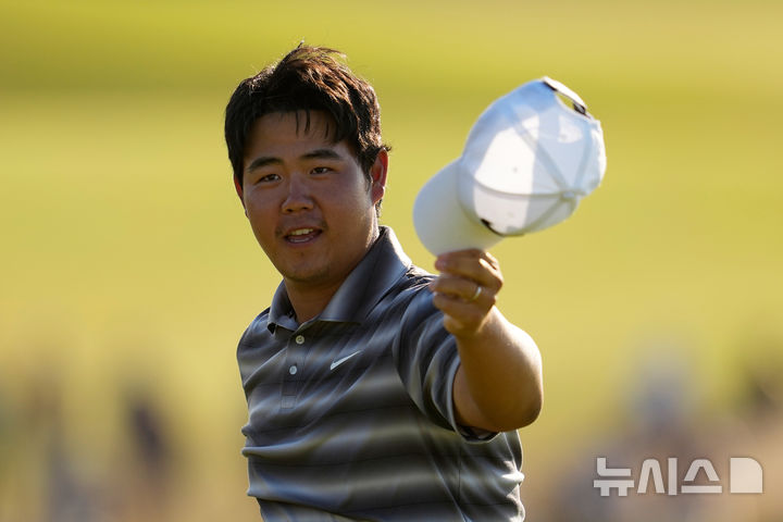 [사우샘프턴=AP/뉴시스] 김주형이 21일(현지 시간) 미 뉴욕주 사우샘프턴의 시네콕 힐스 골프클럽에서 열린 US 오픈 최종 라운드 18번 홀 라운딩을 마친 후 갤러리에 화답하고 있다. 김주형은 최종 합계 1언더파 279타 단독 3위로 대회를 마쳤다. 2026.06.22.