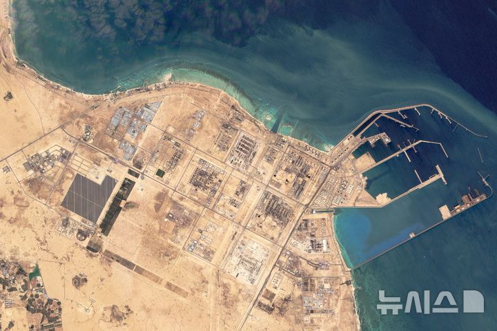 [카타르=AP/뉴시스] 카타르 북부에 있는 세계 최대 액화천연가스(LNG) 생산 단지 라스 라판에서 지난 21일(현지 시간) 폭발이 발생한 사태로 사망자가 13명으로 늘었다. 사진은 지난 3월 6일(현지 시간) 미국 민간 위성기업 플래닛랩스가 촬영한 카타르 라스 라판 단지의 모습. 2026.06.23.