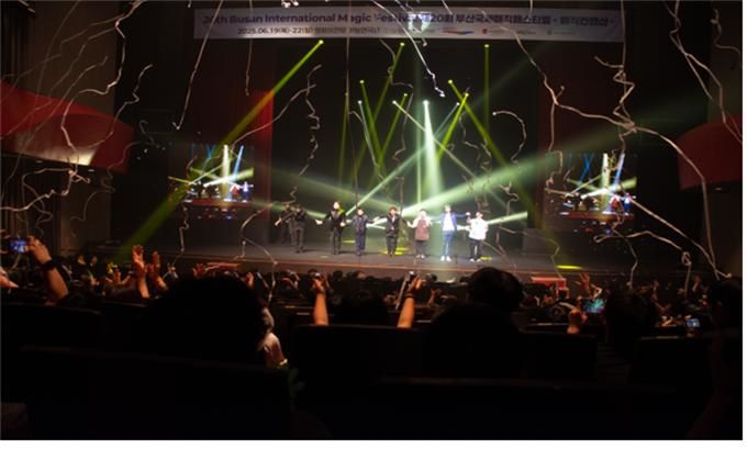 [부산=뉴시스] 제20회 부산국제매직페스티벌(BIMF) '매직 갈라쇼' 공연 커튼콜 모습. (사진=부산시 제공) 2026.06.22. photo@newsis.com *재판매 및 DB 금지