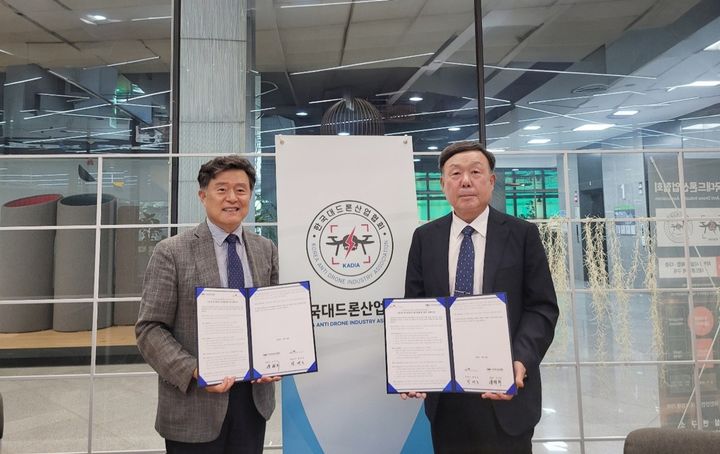 양병희 한국대드론산업협회 회장(왼쪽)과 황태호 덕산넵코어스 대표(오른쪽)가 기념사진을 촬영하고 있다. (사진=덕산넵코어스) *재판매 및 DB 금지