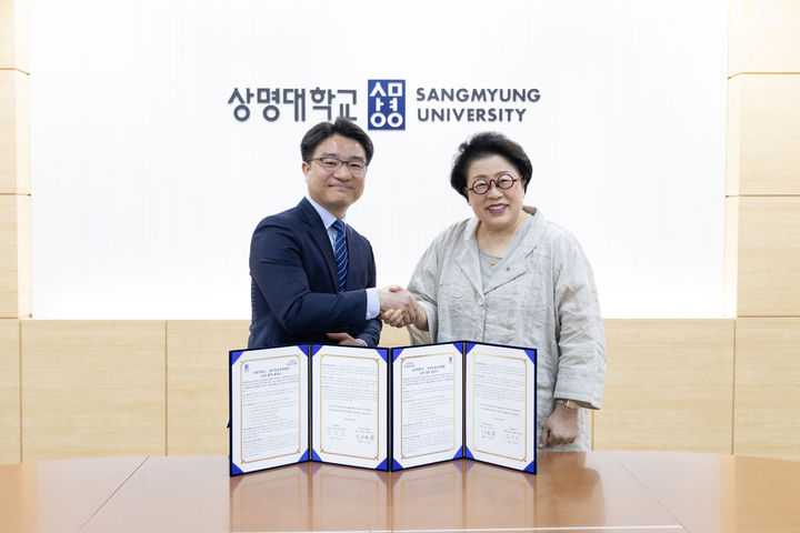 [서울=뉴시스] 이승현(왼쪽) 한국방송조명협회장과 김종희 상명대 총장이 19일 기관 간 방송조명 인재 육성 및 학술교류 협력을 위한 업무협약을 체결하고 기념 사진을 촬영하고 있다. (사진=상명대 제공) 2026.06.22. photo@newsis.com *재판매 및 DB 금지