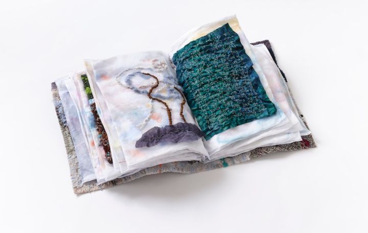 최수진 <밤을 통과하는 레시피>, Wool yarn, polypropylene mesh, dyed fabric, thread, embroidery floss, tracing paper, acrylic, 53 x 43 x 13 cm, 2026 사진=작가, G Gallery 제공. *재판매 및 DB 금지