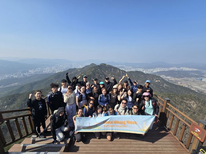 [부산=뉴시스] 전 세계 32개국 외국인 인플루언서 100명으로 구성된 홍보단 '글로벌하이킹메이트'가 지난 4월20일 수락산에 올라 한국 관광 명소를 홍보하고 있다. (사진=부산관광공사 제공) 2026.06.22. photo@newsis.com *재판매 및 DB 금지
