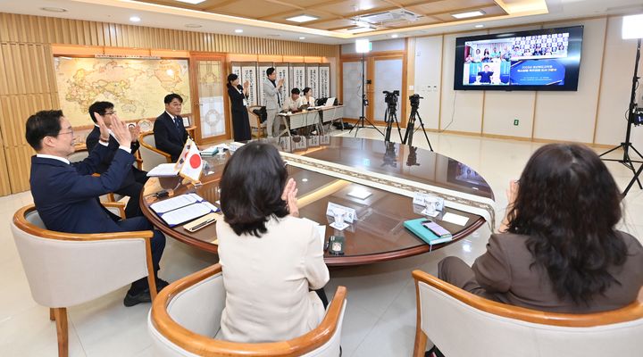 [안동=뉴시스] 지난해 일본 동경학교 온라인 도서 기증식. (사진=경북교육청 제공) 2026.06.22. photo@newsis.com *재판매 및 DB 금지