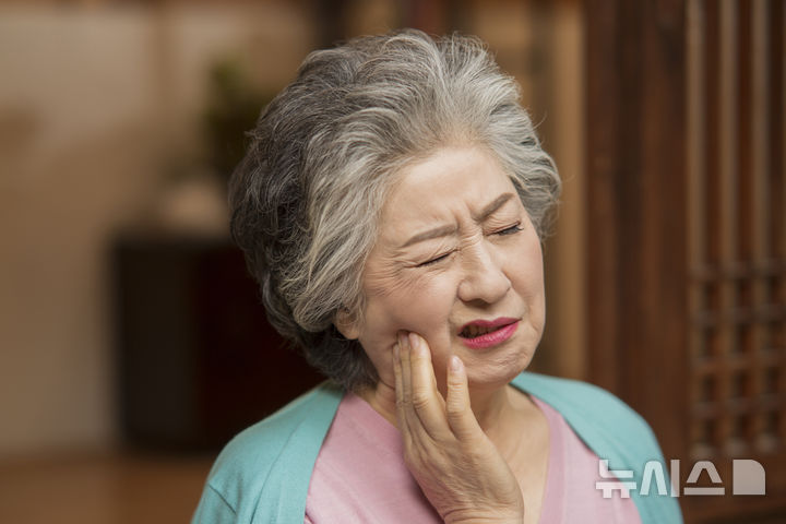 [서울=뉴시스] 구강암은 혀, 혀 밑바닥, 볼 점막, 잇몸, 입천장, 입술, 턱뼈 등 입안의 다양한 부위에 발생하는 암을 통틀어 말한다. 구강암을 혀에 생기는 암으로만 생각하지만, 실제로는 입안을 구성하는 여러 조직에서 발생할 수 있다. (사진= 유토이미지 제공)