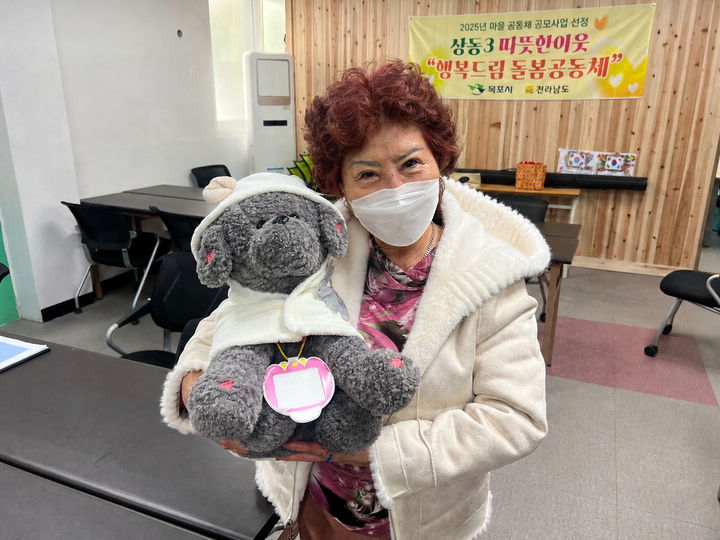 [무안=뉴시스] 전남도 AI 반려견 돌봄사업에 참여한 어르신. (자료사진 = 전남도 제공). 2026.06.22. photo@newsis.com *재판매 및 DB 금지