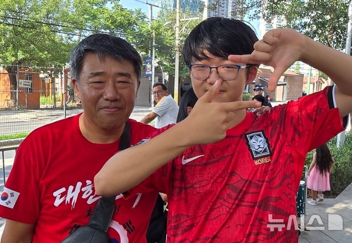 [몬테레이(멕시코)=뉴시스] 하근수 기자= 멕시코 몬테레이에 도착한 홍명보호 한국 축구대표팀을 기다리는 한국 교민 윤태성씨와 윤준하군 부자. 2026.06.22.