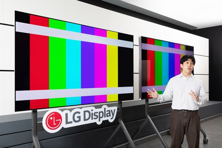 [서울=뉴시스] LG디스플레이는 모니터·TV용 대형 OLED 전 제품이 글로벌 인증업체 인터텍으로부터 '색·밝기 정확도' 인증을 세계 최초로 획득했다고 22일 밝혔다. 사진은 LG디스플레이 임직원이 '색/밝기 정확도' 인증을 획득한 탠덤WOLED 제품을 설명하고 있는 모습. (사진=LGD 제공) 2026.06.22. photo@newsis.com *재판매 및 DB 금지
