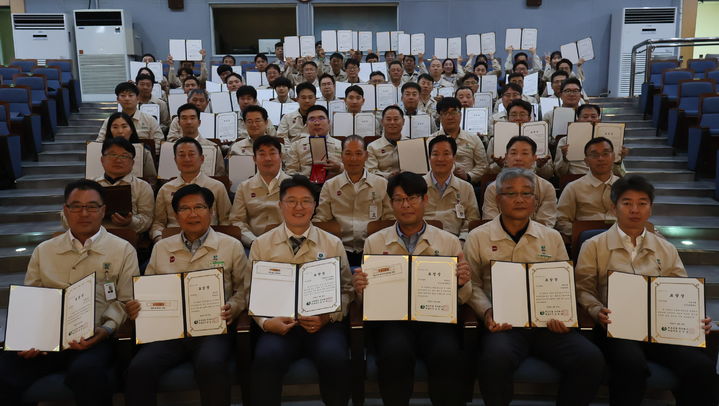 [서울=뉴시스] 대보그룹 창립 46주년 기념식에서 최등규 회장(두번째줄 가운데)이 수상자 70명과 기념촬영을 하고 있다. (제공=대보그룹). 2026.06.22. photo@newsis.com *재판매 및 DB 금지