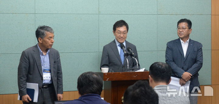 [전주=뉴시스] 김얼 기자 = 신형식(가운데) 전북특별자치도지사직 인수위원회 위원장이 22일 전북 전주시 전북특별자치도의회 기자회견장에서 전북특별자치도지사직 인수위원회 언론브리핑을 열고 질의에 답변하고 있다. 2026.06.22. pmkeul@newsis.com