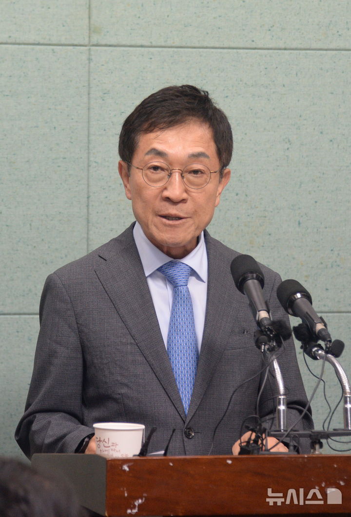 [전주=뉴시스] 김얼 기자 = 신형식 전북특별자치도지사직 인수위원회 위원장이 22일 전북 전주시 전북특별자치도의회 기자회견장에서 전북특별자치도지사직 인수위원회 언론브리핑을 열고 질의에 답변하고 있다. 2026.06.22. pmkeul@newsis.com
