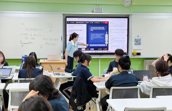 지난 19일 서초고등학교에서 고등학생 대상 'AI(인공지능) 리터러시 교실' 시범 수업이 진행됐다. 주윤주 교사가 수업을 진행하고 있다. (사진=한국언론진흥재단 제공) *재판매 및 DB 금지