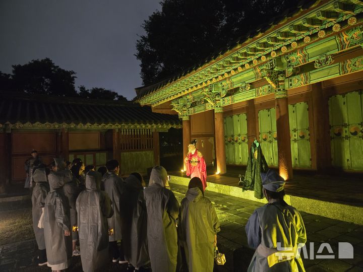 [전주=뉴시스]윤난슬 기자 = 전주시는 오는 10월 24일까지 매주 토요일 오후 8시 전주 경기전에서 야간 역사 해설 프로그램 '왕과의 산책'을 운영한다고 22일 밝혔다. (사진=전주시 제공) photo@newsis.com