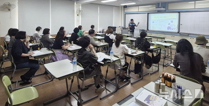 [전주=뉴시스]윤난슬 기자 = 전북특별자치도전주교육지원청은 오는 11월까지 관내 중학교를 대상으로 '2026 고교학점제 이해를 위한 찾아가는 중학교 설명회'를 진행한다고 22일 밝혔다. (사진=전주시 제공) photo@newsis.com 