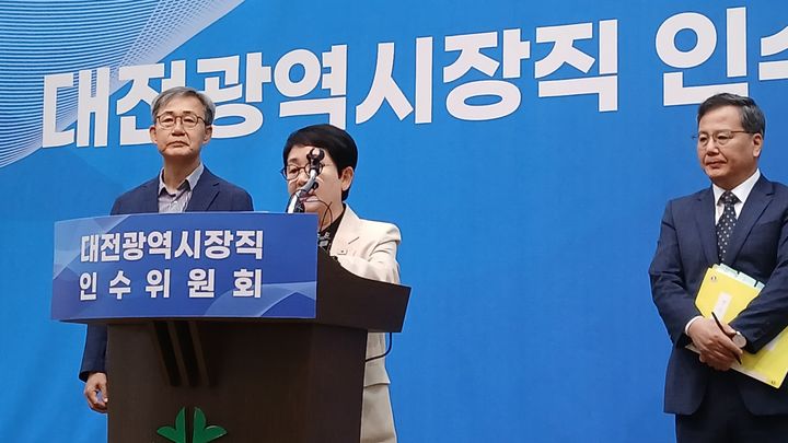 [대전=뉴시스] 조명휘 기자 = 박정현 민선9기 대전시장직 인수위원장이 22일 옛 충남도청 대회의실에서 회견을 열고 대전시 재정난에 대한 진단 결과를 발표하고 있다. 2026.06.22. joemedia@newsis.com *재판매 및 DB 금지