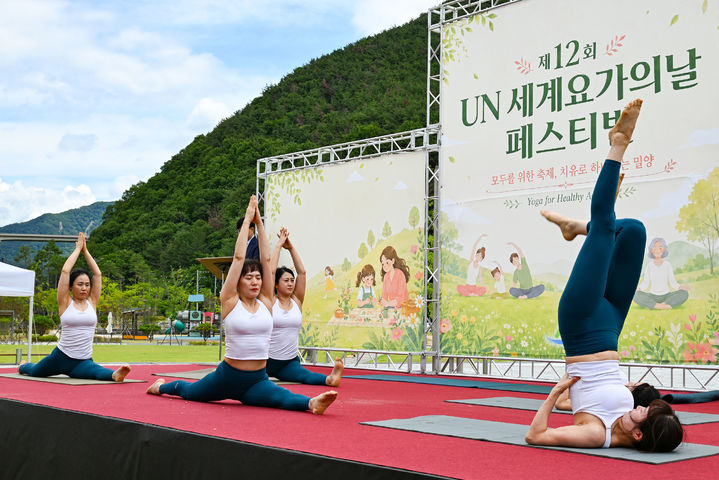 [밀양=뉴시스] 제12회유엔(UN) 세계 요가의 날 페스티벌 기념식에서 다섯 숨결 팀이 요가 공연을 하고 있다. (사진=밀양시 제공) 2026.06.22. photo@newsis.com *재판매 및 DB 금지