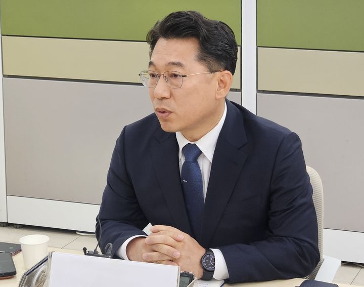 [청주=뉴시스] 이도근 기자= 허창원 충북지사직 인수위원회 대변인이 22일 충북도청 기자실에서 간담회를 하고 있다. 2026.06.22. nulha@newsis.com *재판매 및 DB 금지