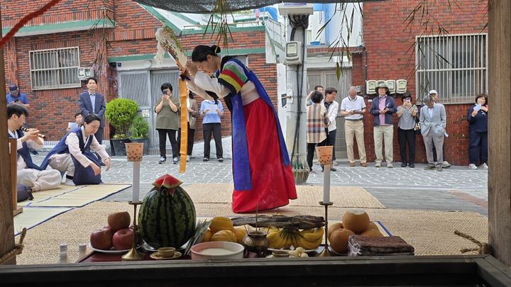 [통영=뉴시스] 신정철 기자= 통영문화원은 지난 19일 단오(음력 5월 5일)를 맞아 국가무형유산 남해안별신굿 정영만 선생과 남해안별신굿보존회, 문화원 관계자, 마을주민 등이 참여한 가운데 통영시 문화동 간창골에서 벅수제를 재현했다.(사진=통영문화원 제공).2026.06.22. photo@newsis.com *재판매 및 DB 금지