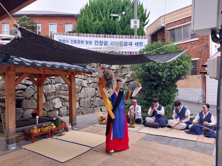 [통영=뉴시스] 신정철 기자= 통영문화원은 지난 19일 단오(음력 5월 5일)를 맞아 국가무형유산 남해안별신굿 정영만 선생과 남해안별신굿보존회, 문화원 관계자, 마을주민 등이 참여한 가운데 통영시 문화동 간창골에서 새미용왕제를 재현했다.(사진=통영문화원 제공).2026.06.22. photo@newsis.com *재판매 및 DB 금지