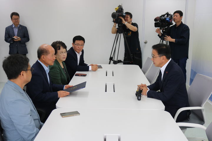 [제주=뉴시스] 위성곤 제주지사 당선인이 22일 오전 제주시 오라동 제주도지사직 인수위원회 사무실에서 제주도사회협약위원회를 만나 제주 제2공항 갈등 해결을 위한 정책권고문을 전달받고 이야기를 나누고 있다. (사진=인수위 제공) 2026.06.22. photo@newsis.com *재판매 및 DB 금지