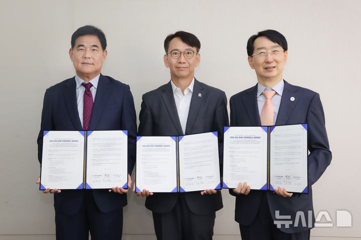 [창원=뉴시스]22일 오전 경남도청 경제부지사 집무실에서 한국원자력산업협회 노백식(왼쪽부터) 부회장, 경남도 김명주 경제부지사, 경남테크노파크 김정환 원장이 '2026 경남 SMR 국제콘퍼런스'의 성공적 개최를 위한 업무협약을 체결한 후 기념촬영하고 있다.(사진=경남도 제공) 2026.06.22.photo@newsis.com
