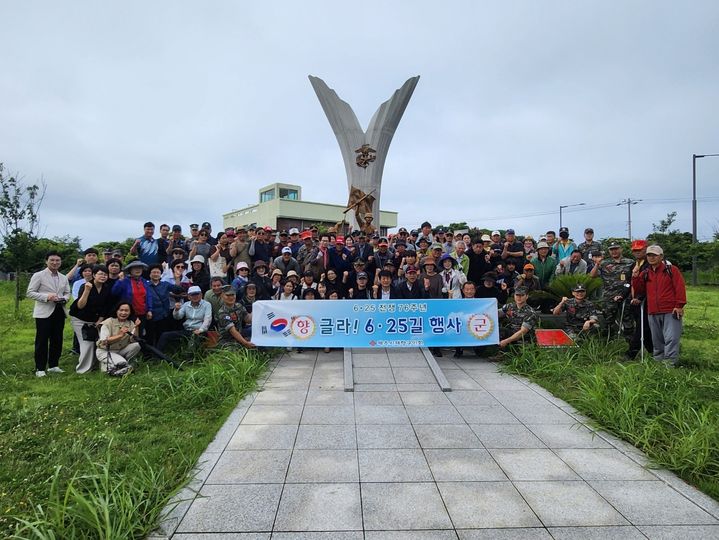 [제주=뉴시스] 20일 서귀포시 대정읍 '글라! 6·25길' 일원에서 제주시 재향군인회가 6·25전쟁 76주년 기념행사를 개최한 가운데 참여자들이 기념사진을 촬영하고 있다. (사진=제주시 재향군인회 제공) 2026.06.22. photo@newsis.com *재판매 및 DB 금지