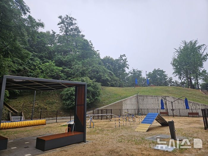 [파주=뉴시스]경기 파주시 공릉천 반려견 놀이터 '자유롭게 뛰어놀개'.(사진=파주시 제공)photo@newsis.com