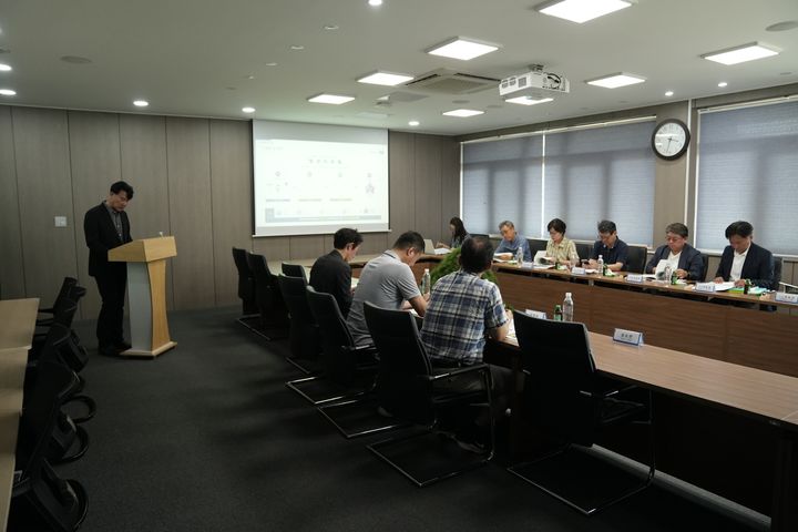 [양양=뉴시스] 지난 18일 진행된 청년농촌보금자리 조성 사업 현장평가단의 방문 심사 모습.(사진=양양군 제공)photo@newsis.com *재판매 및 DB 금지