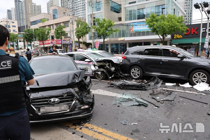 [대구=뉴시스] 22일 오전 8시37분께 대구 서구 중리동 한 아파트 앞 버스정류장 인근 국채보상로에서 신평리네거리 방향으로 달리던 택시가 차량 여러 대를 들이받았다. (사진=대구소방안전본부 제공) 2026.06.22. photo@newsis.com