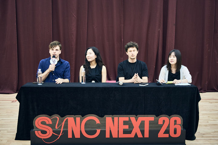 [서울=뉴시스] 세종문화회관의 '싱크 넥스트(Sync Next) 26' 개막작 '바람만으로 모래만으로는 소리가 나지 않는다' 무대에 오르는 (왼쪽부터) 사운드 아티스트 해미 클레멘세비츠(Rémi Klemensiewicz), 해금 연주자 김예지, 비올라 다모레(Viola d'amore) 연주자 올리비에 마랭이 22일 서울 종로구 세종문화회관 예술동에서 열린 라운드인터뷰에 참석했다. (사진=세종문화회관 제공) 2026.06.22. photo@newsis.com *재판매 및 DB 금지