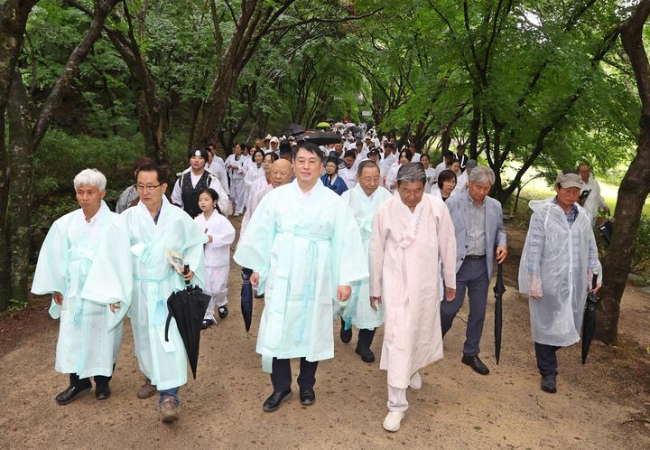 [정읍=뉴시스] 지난 20일 정읍 내장산 일원에서 열린 조선왕조실록 이안 기념행사, 실록과 어진 이안행렬이 용굴암을 향하고 있다. *재판매 및 DB 금지