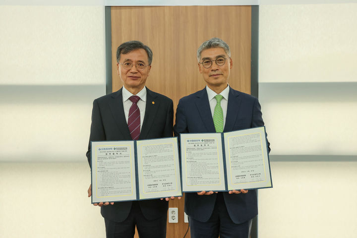 22일 고영철 신협중앙회장(왼쪽)과 이준수 한국금융연수원장이 금융인재 양성을 위한 업무협약 체결 후 기념촬영을 하고 있다. (사진=신협 제공) *재판매 및 DB 금지
