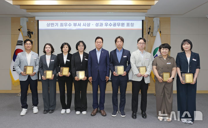 [창원=뉴시스] 박완수(가운데) 경남도지사가 22일 오전 도청 실국본부장회의에 앞서 올해 상반기 최우수 부서로 선정된 4개 부서와 6월 '이달의 우수공무원' 4명에 대해 시상한 후 기념촬영하고 있다. (사진=경남도 제공) 2026.06.22. photo@newsis.com