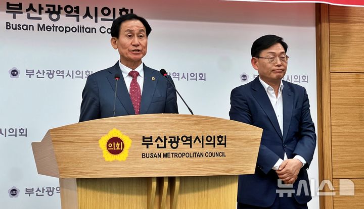 [부산=뉴시스] 원동화 기자 = 22일 부산시의회 브리핑룸에서 강무길 부산시의원(왼쪽)과 박종철 부산시의원이 기자회견을 열고 각각 시의회 의장과 원내대표에 출마한다. 2026.06.22. dhwon@newsis.com