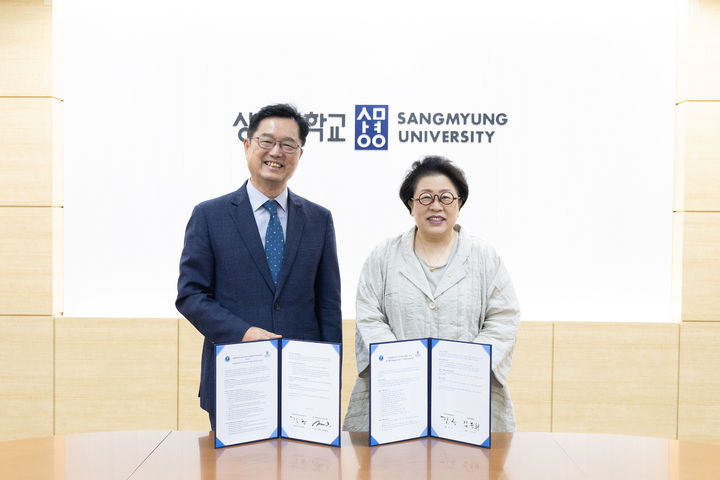[서울=뉴시스] 김규(왼쪽) 베트남 사이공한글학교장과 김종희 상명대 총장이 19일 양교간 교육 및 유학 협력을 위한 업무협약을 체결하고 기념 사진을 촬영하고 있다. (사진=상명대 제공) 2026.06.22. photo@newsis.com *재판매 및 DB 금지