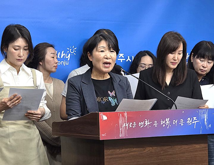 [원주=뉴시스] 이덕화 기자 = 더불어민주당 강원 여성당원들이 원주시청 브리핑룸에서 기자회견을 열고 원주갑 지역위원장 공모에 신청한 박윤미 4선 도의원을 공개 지지하고 있다. 2026.06.22. wonder8768@newsis.com *재판매 및 DB 금지
