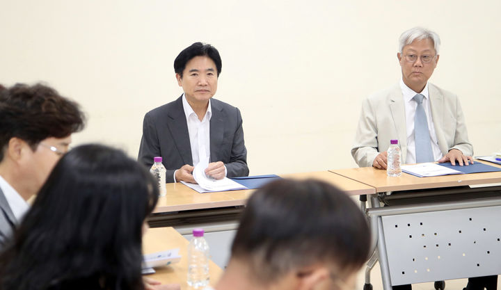 [광주=뉴시스] 김대중 전남광주통합특별시교육감 당선인이 22일 전남교육청에서 통합교육청 출범 준비상황을 점검하고 있다. (사진=전남교육청 제공) photo@newsis.com *재판매 및 DB 금지