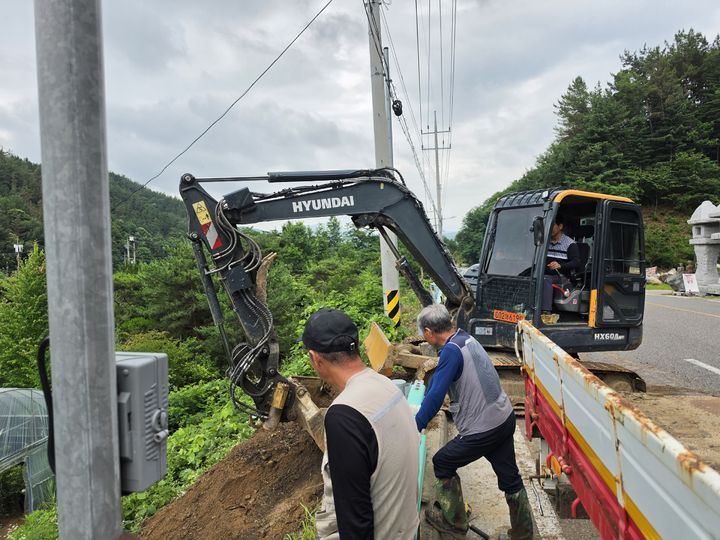 [옥천=뉴시스] 22일 상수도 배수관이 파손된 충북 옥천군 이원면 건진리에서 옥천군 관계자들이 굴삭기를 동원해 응급복구 작업을 벌이고 있다. 배수관로 파손 사고로 이원면 전체 지역 3200여 가구에 수돗물이 공급되지 않고 있다. (사진=옥천군 제공) 2026.06.22. photo@newsis.com *재판매 및 DB 금지