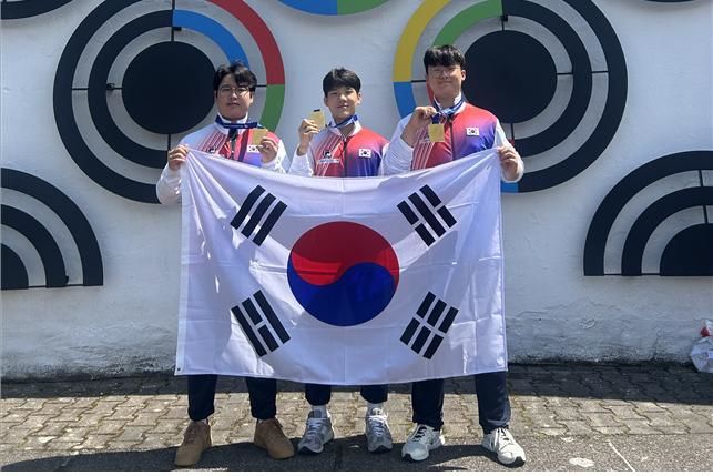 [서울=뉴시스] 2026 국제사격연맹(ISSF) 주니어 세계선수권대회 남자 25m 권총 단체전에서 금메달을 딴 한국 선수단. 왼쪽부터 성세영, 이유환, 박태호. (사진 = 대한사격연맹 제공) *재판매 및 DB 금지