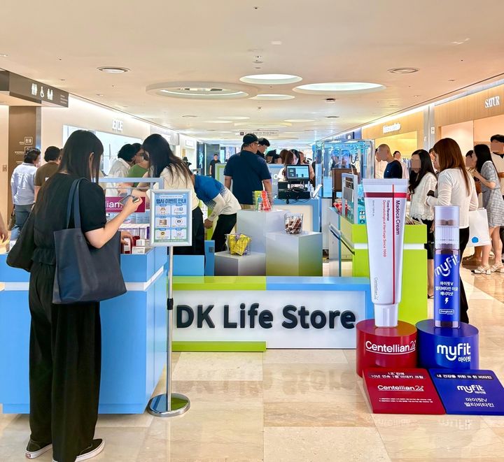[서울=뉴시스] 동국제약은 건강식품과 헬스케어 제품을 한자리에서 만나볼 수 있는 동국제약 브랜드 복합 팝업스토어 DK Life Store를 전국 주요 백화점을 중심으로 운영한다고 22일 밝혔다. (사진=동국제약 제공) 2026.6.22. photo@newsis.com *재판매 및 DB 금지
