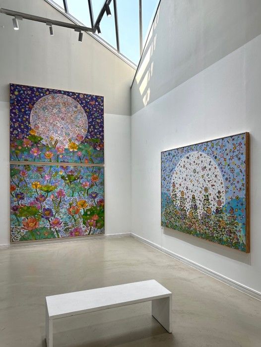 (왼쪽부터) 김영진 Youngjin KIM, 도원의 꽃 150-1~2, acrylic on canvas, 181.8 × 227.3 cm (EA), 2024 김영진 Youngjin KIM, Humming garden 150-4, acrylic on canvas, 162.1 × 227.3 cm, 2026 *재판매 및 DB 금지