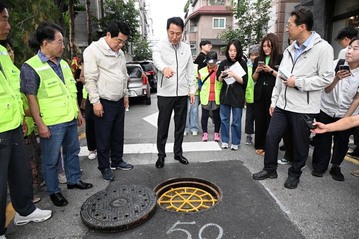 [서울=뉴시스] 오세훈 서울시장이 22일(월) 관악구 일대에서 침수방지시설 물막이판을 점검하고 있다. (사진=서울시 제공) 2026.06.22. photo@newsis.com *재판매 및 DB 금지