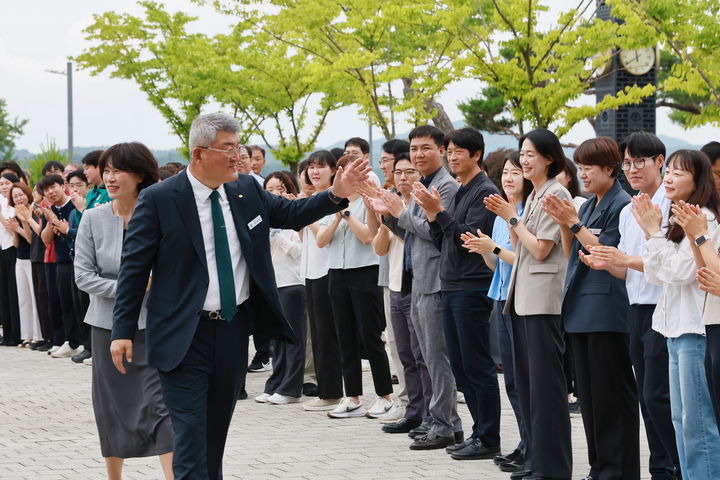 [예천=뉴시스] 퇴임식을 가진 김학동 예천군수가 공무원들의 박수를 받으며 군청사를 떠나고 있다. (사진=예천군 제공) 2026.06.22. photo@newsis.com *재판매 및 DB 금지