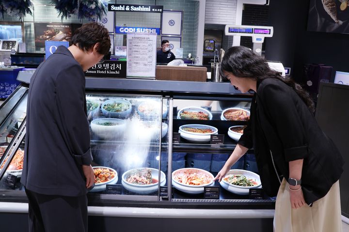 [대구=뉴시스] 대구 신세계백화점은 지하 1층 푸드마켓 김치코너에 '조선호텔 김치'를 새롭게 선보인다. (사진=대구 신세계백화점 제공) 2026.06.22. photo@newsis.com *재판매 및 DB 금지