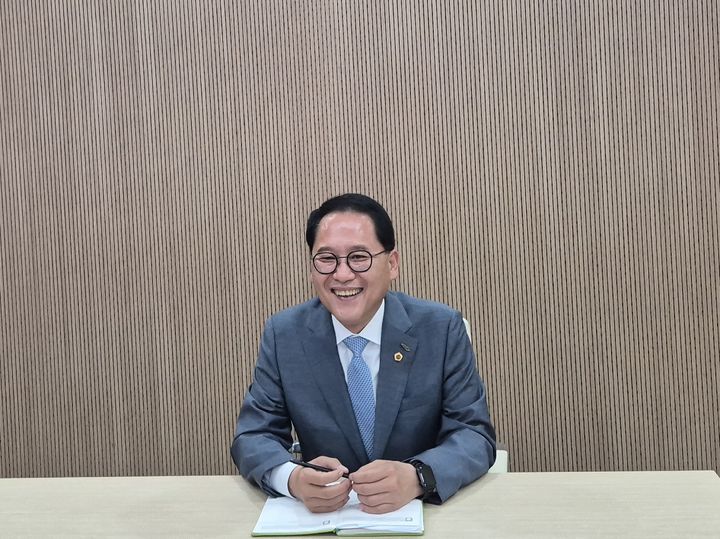 [수원=뉴시스] 이병희 기자 = 제12대 경기도의회 교섭단체 더불어민주당 전반기 대표의원으로 선출된 안광률 의원이 22일 도의회 2층 예담채에서 출입기자단과 인터뷰를 하고 있다. 2026.06.22. iambh@newsis.com *재판매 및 DB 금지