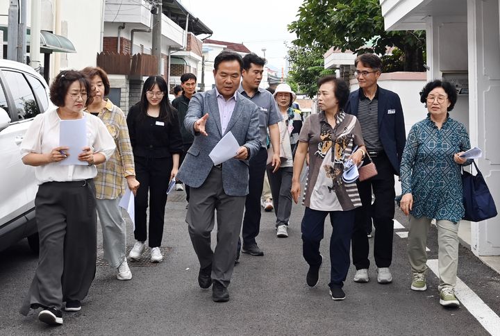 [문경=뉴시스] 김학홍 문경시장 당선인이 도시가스 취약지역을 찾아 점검하고 있다. (사진=문경시장직 인수위 제공) 2026.06.22. photo@newsis.com *재판매 및 DB 금지